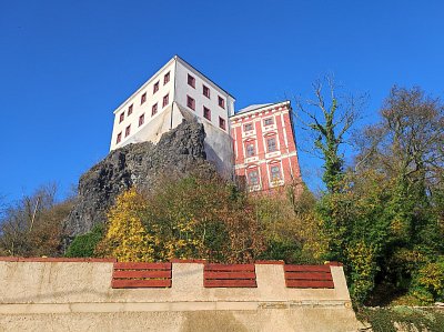 Zámek Milešov na skalním ostrohu