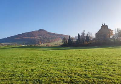 Ostrý a kostel sv. Antonína Paduánského