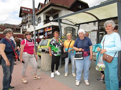 Lidmi, Pavla, Jarmila, Olga, Marie a Jitka marně čekají na autobus