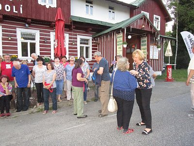 Malí dopředu, velcí dozadu...a kam já s tou rukou, Jindřiško?