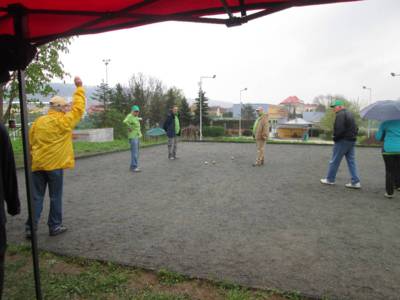 pétanque pod stanem