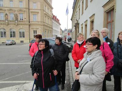 Před Vámi Kašna Tritonů se sousoším v nadživotní velikosti: dva mořští muži - Tritoni - nesou na svých ramenech mušli s chlapcem