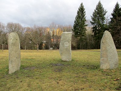 Tři litopunkturní stély s kosmogramy k vyrovnání kosmické a zemské energie na oslabeném místě Země