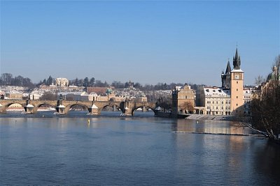 Karlův most s vodárenskou věží vpravo