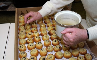 upečené koláčky pomažeme přepuštěným máslem s rumem