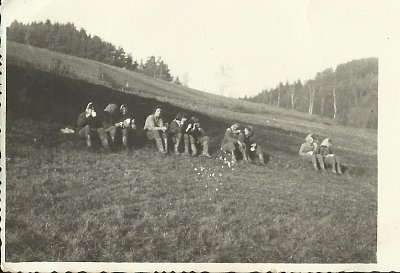 Skupinka naší třídy při svačince na melioračních pracích