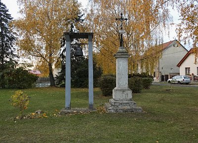 Vražkov - zvonička a křížek