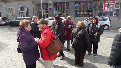 Květinka s Maruškou - že by gratulece k zápisu Marušky na Karlovu universitu?