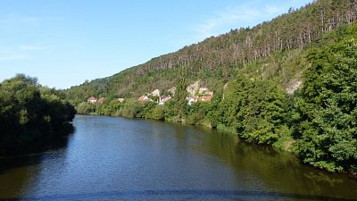 Řeka Berounka u níž nás čeká za mostem hledání zkamenělin