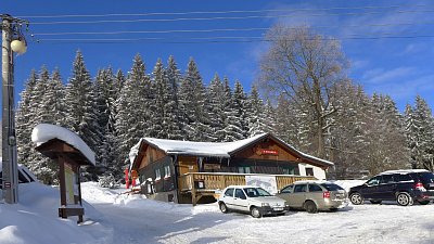 Restaurace u sjezdovky s velkým parkovištěm