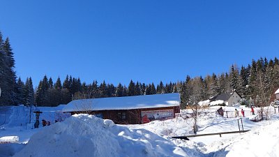 Školní sjezdovka naproti hotelu