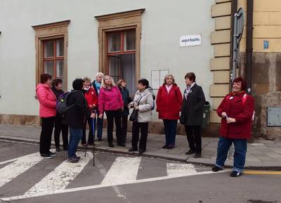 "Helo, na co zase koukáš" "Podívej, ten je krásný, prostě k sežrání!"