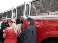 Dnes již historický autobus a dobová uniforma