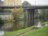 Řeka Mže, v pozadí most,který je výstupním mistem na výpadavku na Karlovy Vary