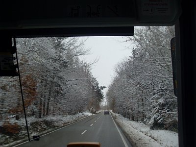 Sedím na prvním sedadle v autobusu a fotím všechno za jízdy přes sklo