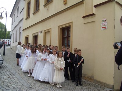 Následující neděli se řadil před naším kostelem v Boskovicích průvod dětí k 1. sv. přijímání - i tato sněhobílá krása podle mne dokresluje obdivuhodnou jarní Boží přírodu