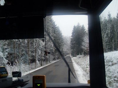 Zpět se vracím jinou a delší trasou - začíná nám drobně poprchávat, ale stěrač to dobře zvládá