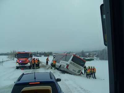 Fotím z autobusu - čekáme až se autobus zabezpečí a hasiči odhází sníh od dveří - aby se daly otevřít