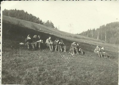 Skupinka naší třídy při svačince na melioračních pracích