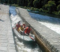 Projetí vltavskou propusti v jezu není na raftu náročné. 