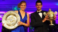 Ukázka trofejí s vítězi Wimbledonu z roku 2011 a 2014