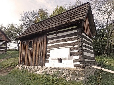 suška na ovoce (originál ze Stříteže u Skutče z počátku 19. století), oheň se udržoval na kraji vodorovného kanálku, horký vzduch stoupal k dřevěným roštům ukrytým za dvířky a sušil nakrájené ovoce (viz foto vnitřek sušky na ovoce)