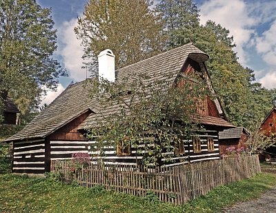 Mičkova chalupa, přenesena z Herálce pod Žákovou horou, z 19. století, obývali ji drobní zemědělci, drobné přístavky používány jako jako stodůlka, sklad a dílna