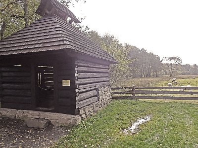 pastviny u potoka, pastýřský přístřešek, tzv. záhřivka