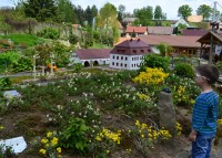 Jarní fotopříběh: Park miniatur - před poštovním úřadem