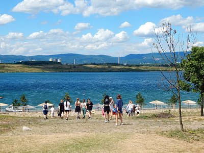 Jezero, chemička a hory