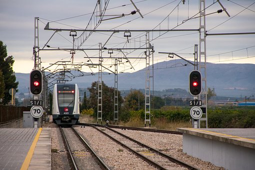 Stát přispěje seniorům nad 65 let na jízdné - dobře nebo špatně?