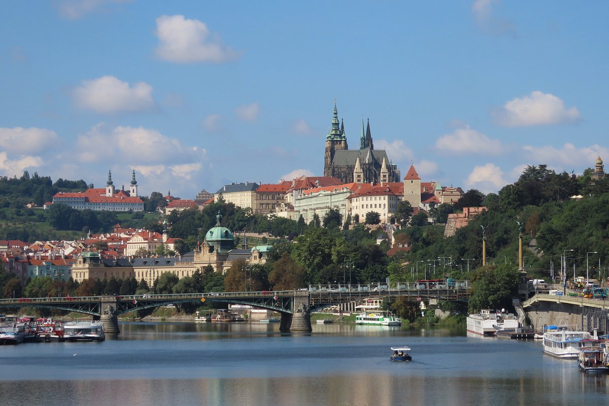 Prahou po vltavském nábřeží