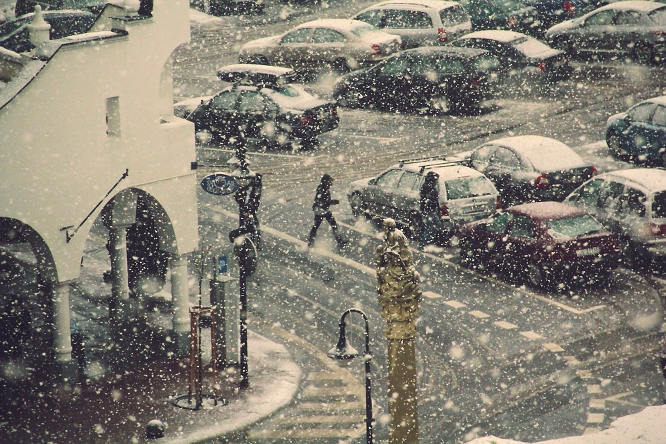 Meteorologové varují před silným sněžením, hrozí bílá tma